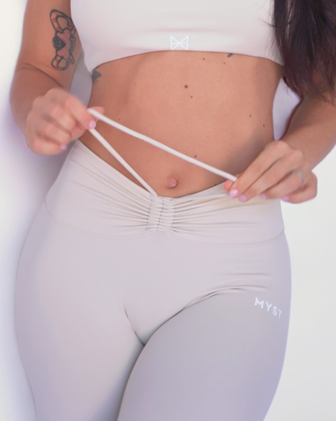 leggins blanco beige con cordones en la cintura