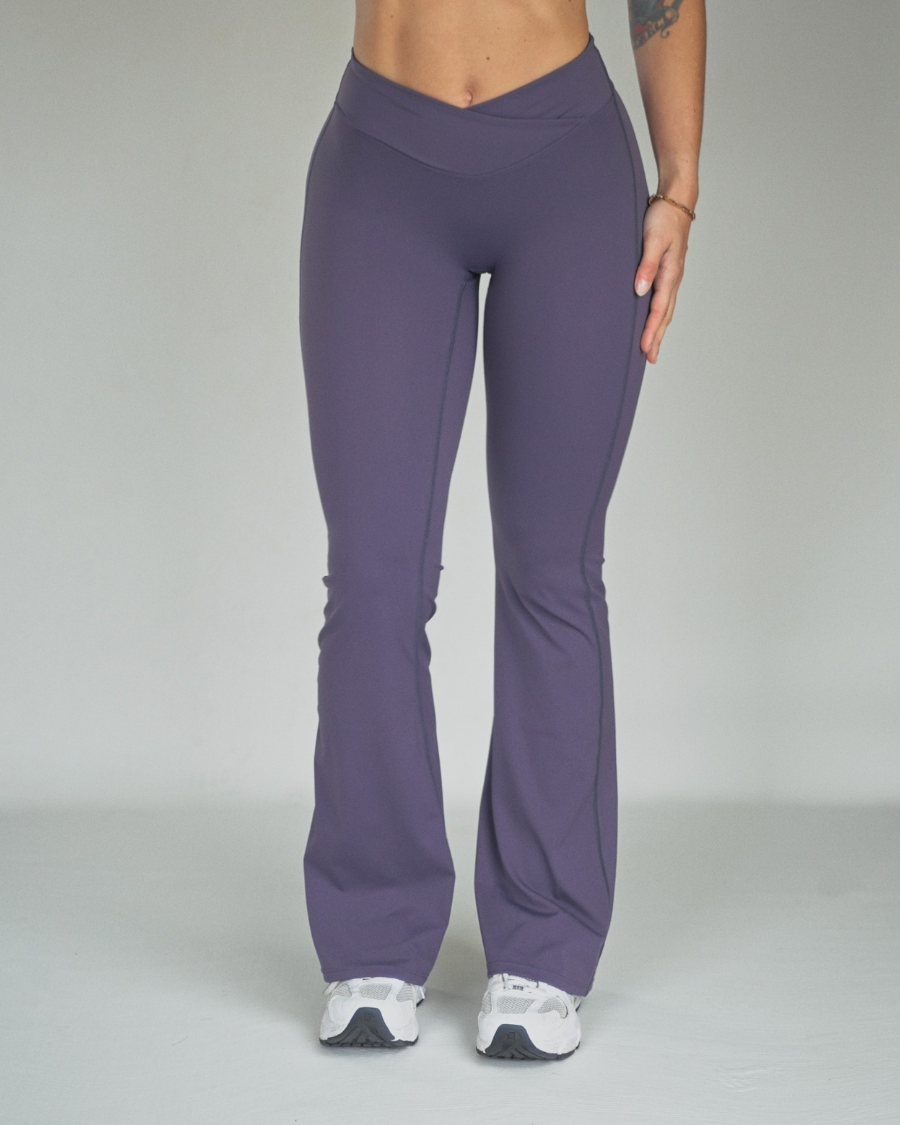 Marta Vicu leggings campana lila para entrenar y vestir