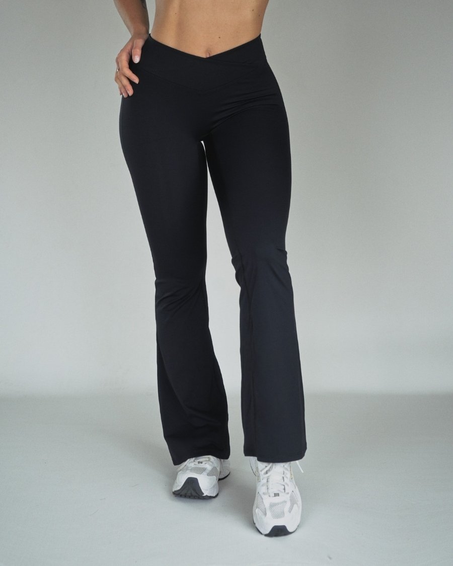 Marta Vicu leggings campana negro para entrenar y vestir